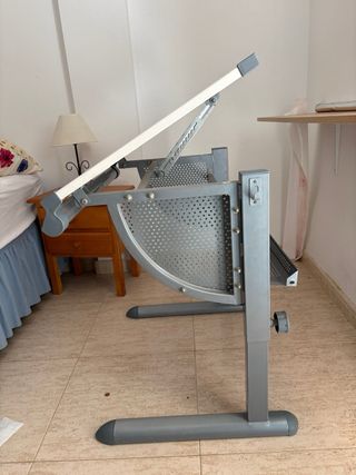 Escritorio infantil ajustable