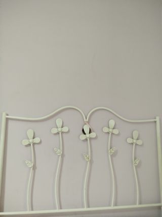 Cabecero de forja blanco estilo floral