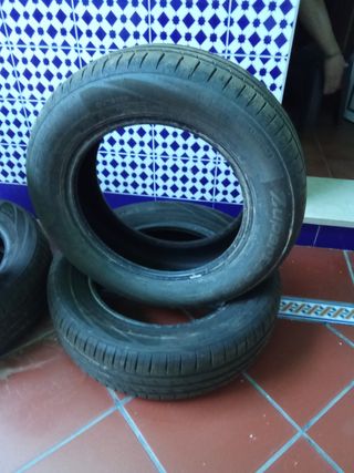 Neumáticos seminuevos 205/55 R16 costaron 240 
