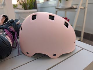 Patines en línea rosas y negros talla 35-38
Casco 