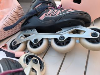 Patines en línea rosas y negros talla 35-38
Casco 