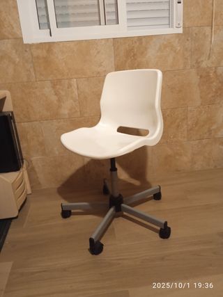 Sillón de escritorio blanco y gris