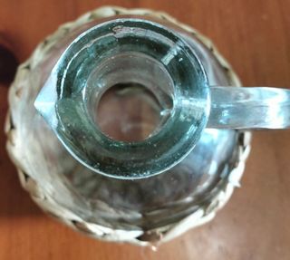 Caraffa in vetro con cestino in paglia