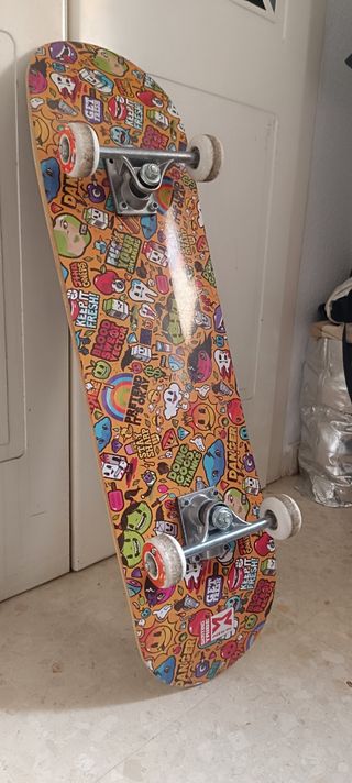 Tabla de skate con diseño divertido