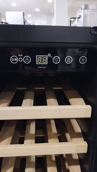 Vinoteca Negra con Puerta de Cristal