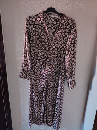 Vestido estampado raso blanco y burdeos
