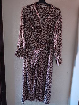 Vestido estampado raso blanco y burdeos
