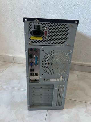 Torre de ordenador de oficina 
