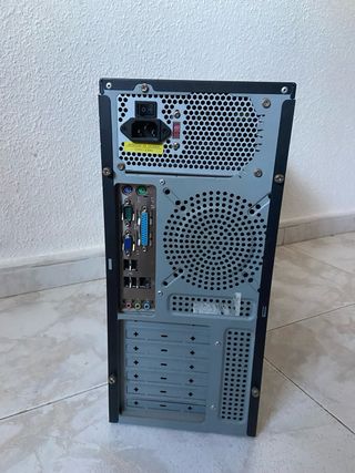 Torre de ordenador de oficina 
