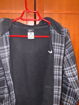 Chaqueta Nike a cuadros gris y negra