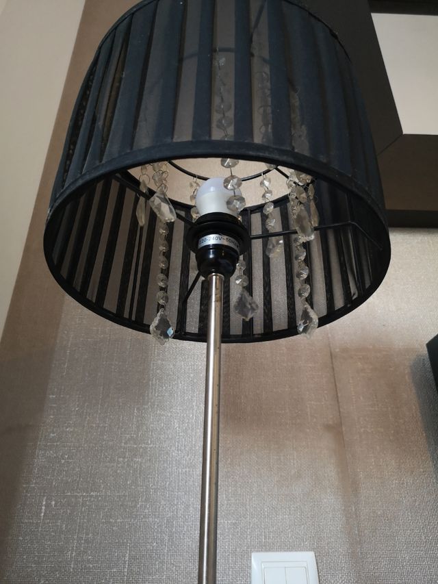 Lámpara de sobremesa de tela y cristales