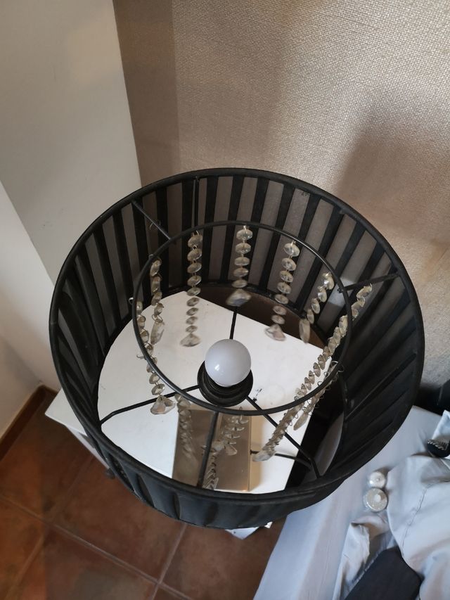 Lámpara de sobremesa de tela y cristales