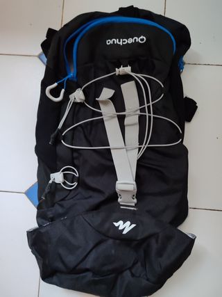 Mochila Quechua 20L Negra y Azul