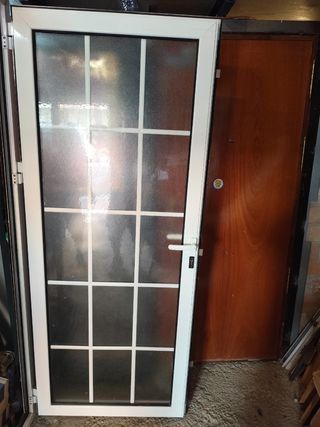 Puerta de aluminio con cristal