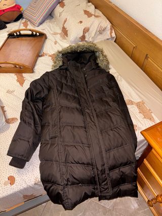 Chaquetón acolchado con capucha y pelo