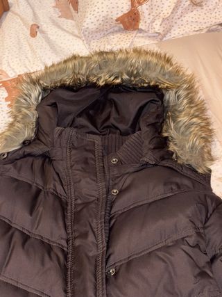 Chaquetón acolchado con capucha y pelo