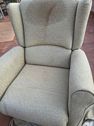 Sillón de tela beige y gris