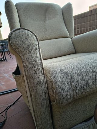 Sillón de tela beige y gris