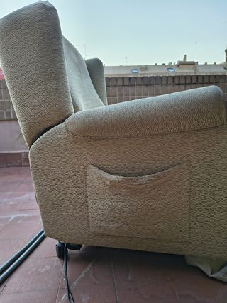 Sillón de tela beige y gris