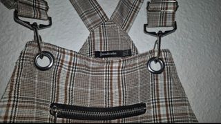 Peto a cuadros beige y gris, pierna ancha.