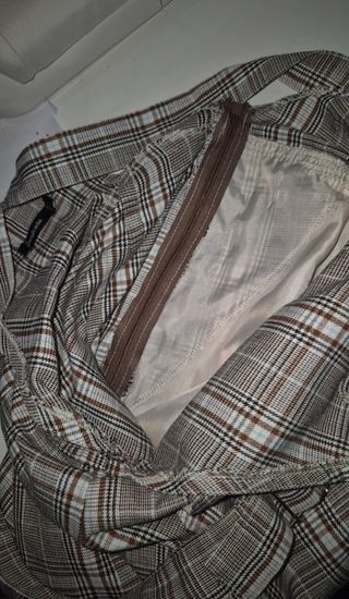 Peto a cuadros beige y gris, pierna ancha.