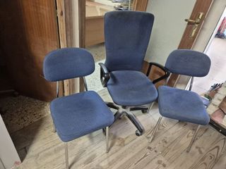 Sillas de oficina azul y plateadas