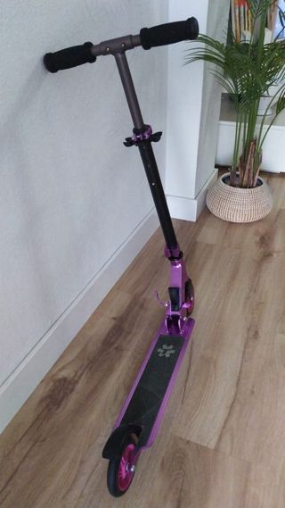 Patinete morado marca Tijuana