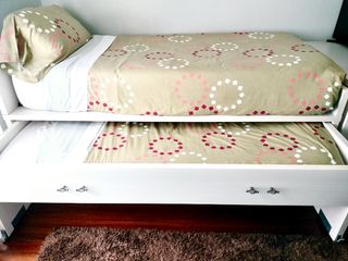Cama nido con dos colchones, armario y escritorio