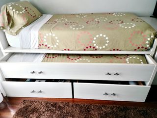 Cama nido con dos colchones, armario y escritorio