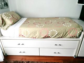 Cama nido con dos colchones, armario y escritorio