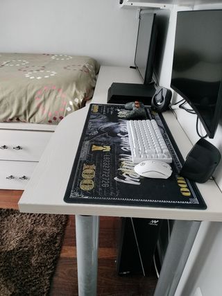 Cama nido con dos colchones, armario y escritorio