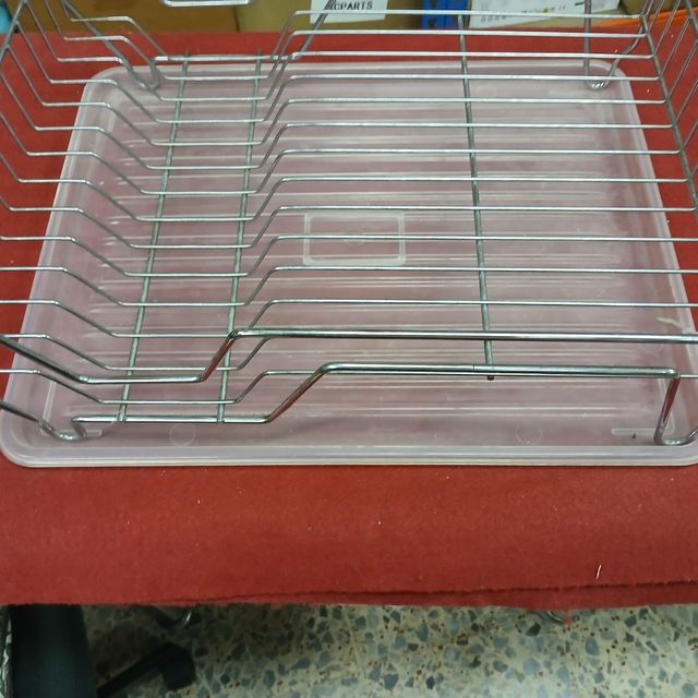 Scolapiatti su piano di lavoro in metallo e plastica