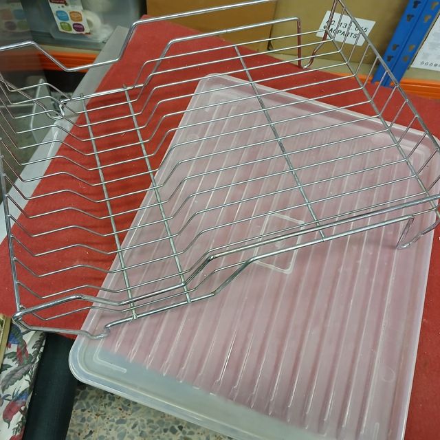 Scolapiatti su piano di lavoro in metallo e plastica