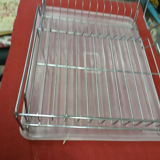 Scolapiatti su piano di lavoro in metallo e plastica