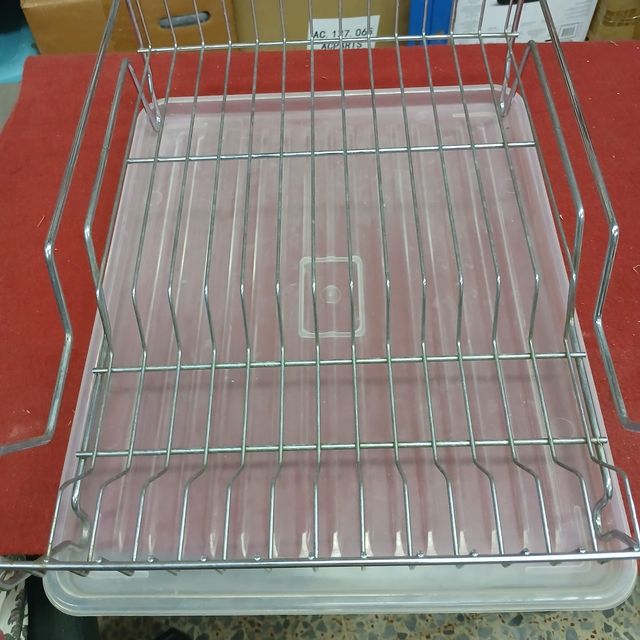 Scolapiatti su piano di lavoro in metallo e plastica