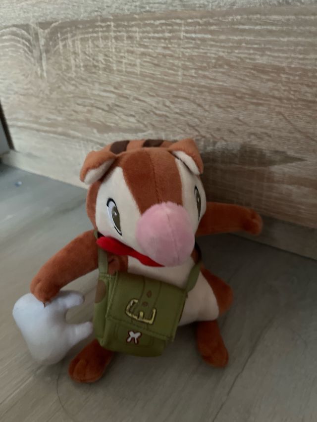 Peluche Ardilla con Mochila y Pajarita