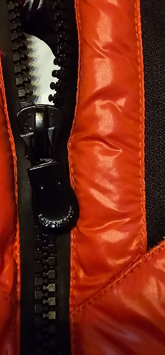 Save the Duck plumífero como naranja metalico