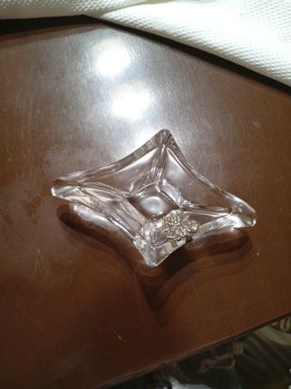 Cenicero de cristal con detalle de plata.