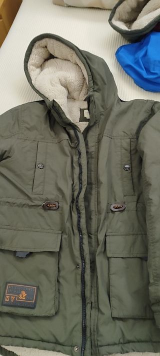 Abrigo parka niño verde forrado
Talla 13-14
