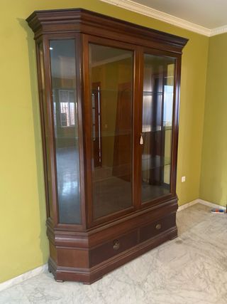 Vitrina de caoba maciza con puertas de cristal