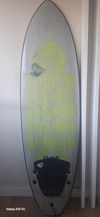 Tabla de surf con diseño hexagonal