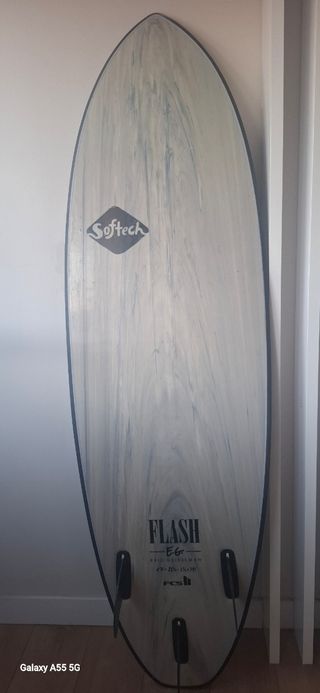 Tabla de surf con diseño hexagonal