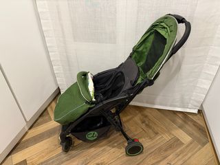 Silla de paseo verde ligera con mochila