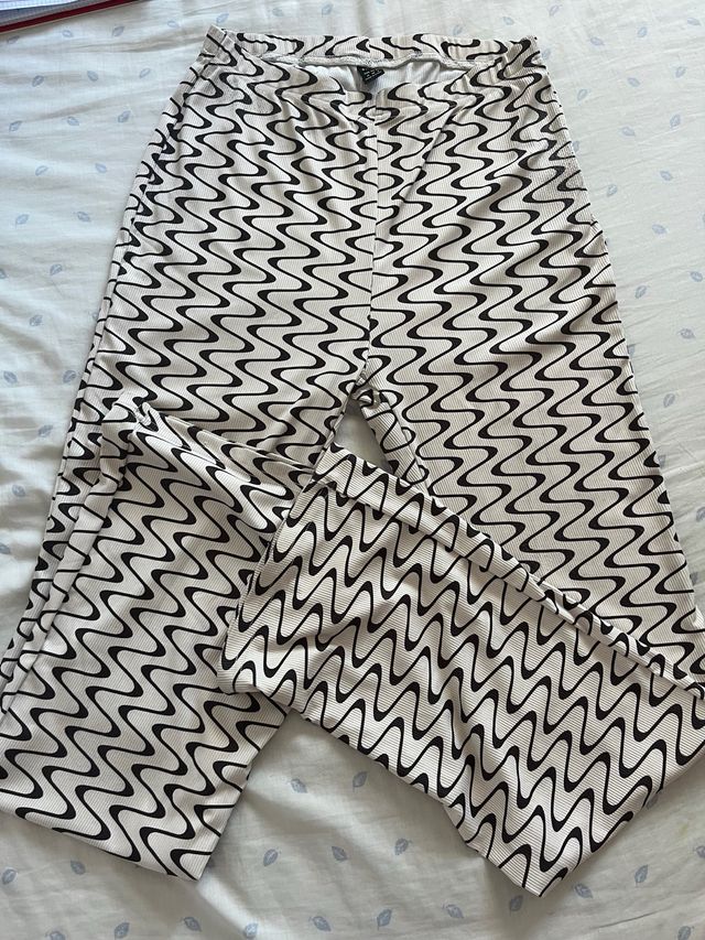 Pantalones campana SHEIN beige y negro