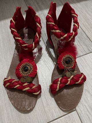 Sandalias Rojas Trenzadas Adornadas