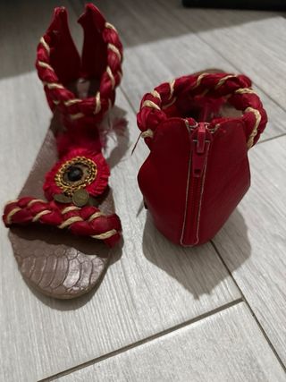 Sandalias Rojas Trenzadas Adornadas