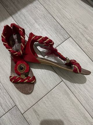 Sandalias Rojas Trenzadas Adornadas