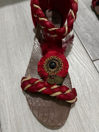 Sandalias Rojas Trenzadas Adornadas