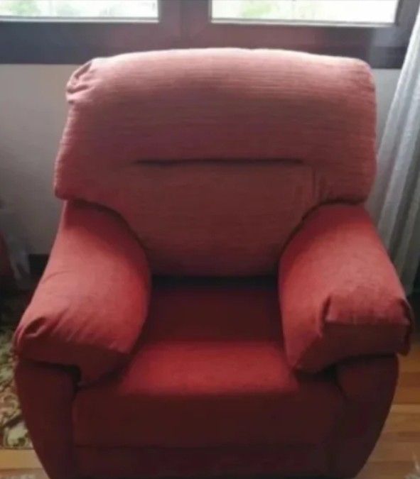 Sillón individual de tela rojo,granate.