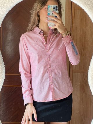 Camisa Tommy Hilfiger Rayas Rojas y Puntos